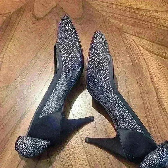 Stuart Weitzman women's pump. Size 7.5 with 2.5 inch heel - Picture 5 of 10